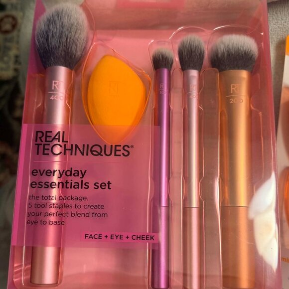 Real Techniques 4 Brush/11 Blenders BUNDLE - BRAND NEW - Picture 2 of 7